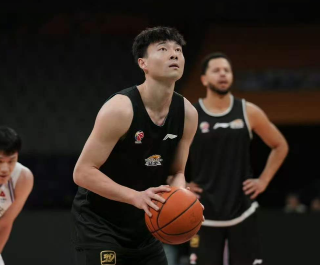 博鱼体育-辽宁男篮9分完胜！乌戈拿到2连胜，李晓旭爆发，俞泽辰12分