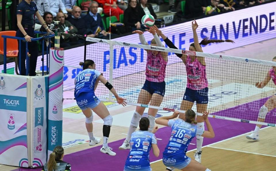 博鱼体育-让二追三!科内利亚诺半决赛占先机,朱婷一锤定音+21分荣膺MVP